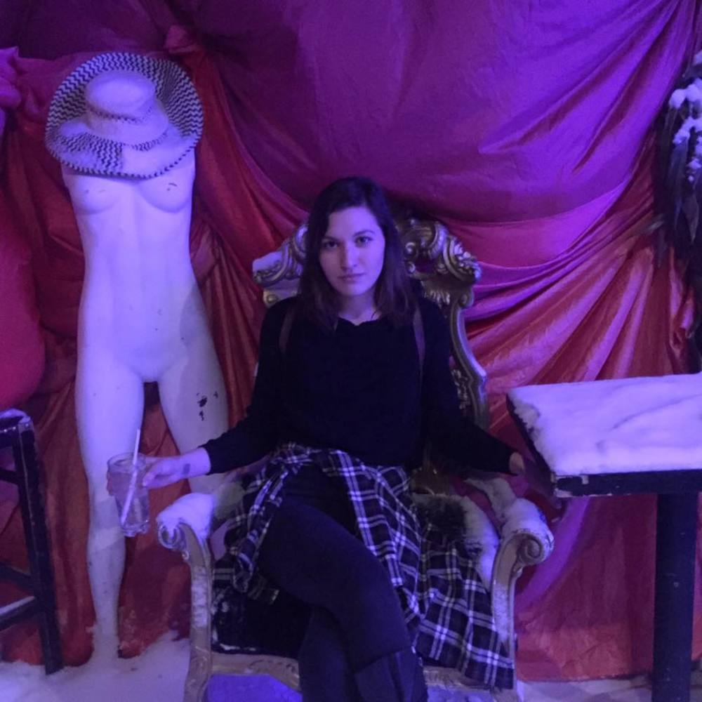 Meet your Posher, Larissa